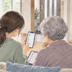 高齢の母と娘がスマホを見ながら電気・電話・テレビなど実家の契約を確認する水彩イラスト